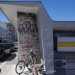 La parete che la sostiene  stata inoltre imbrattata negli anni da murales